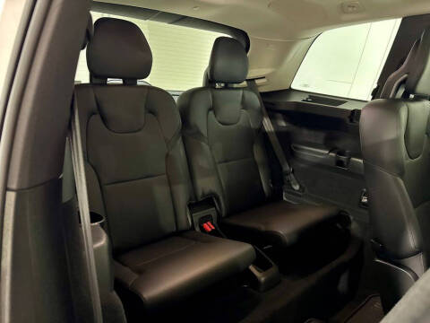2022 Volvo XC90 T6 Momentum 6-Passenger