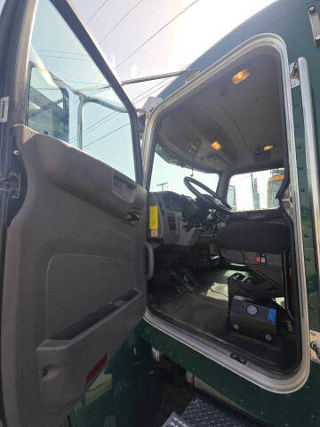 2019 Peterbilt 348