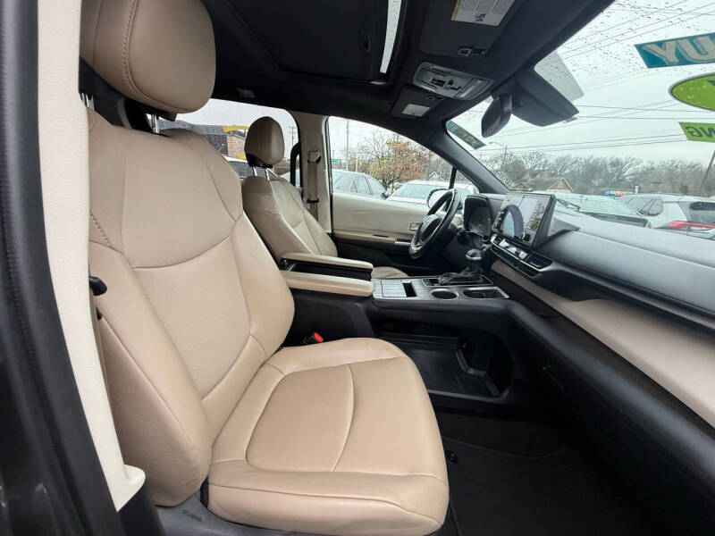 2021 Toyota Sienna XLE 8-Passenger