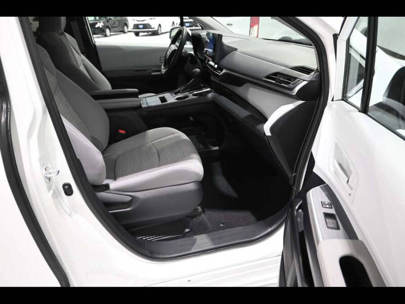 2025 Toyota Sienna LE 8-Passenger