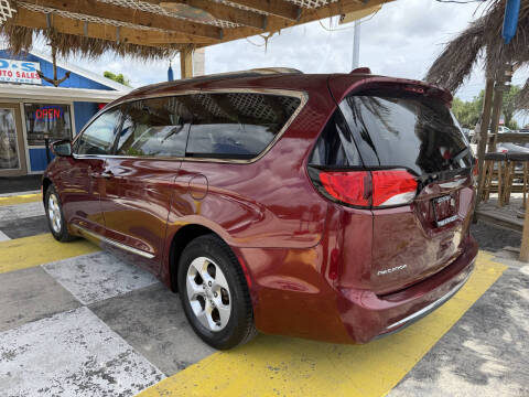 2017 Chrysler Pacifica Touring-L Plus