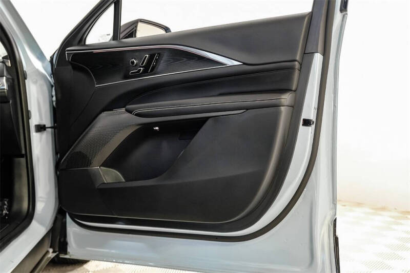 2024 Cadillac LYRIQ Luxury 1