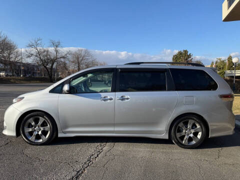 2014 Toyota Sienna SE 8-Passenger