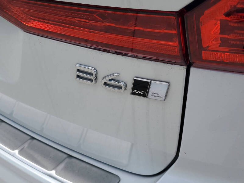 2022 Volvo XC60 B6 R-Design