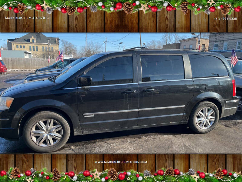 2010 Chrysler Town & Country Touring's photo
