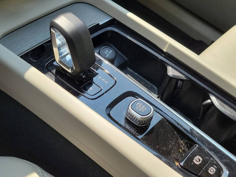 2023 Volvo XC60 B5 Plus Dark Theme