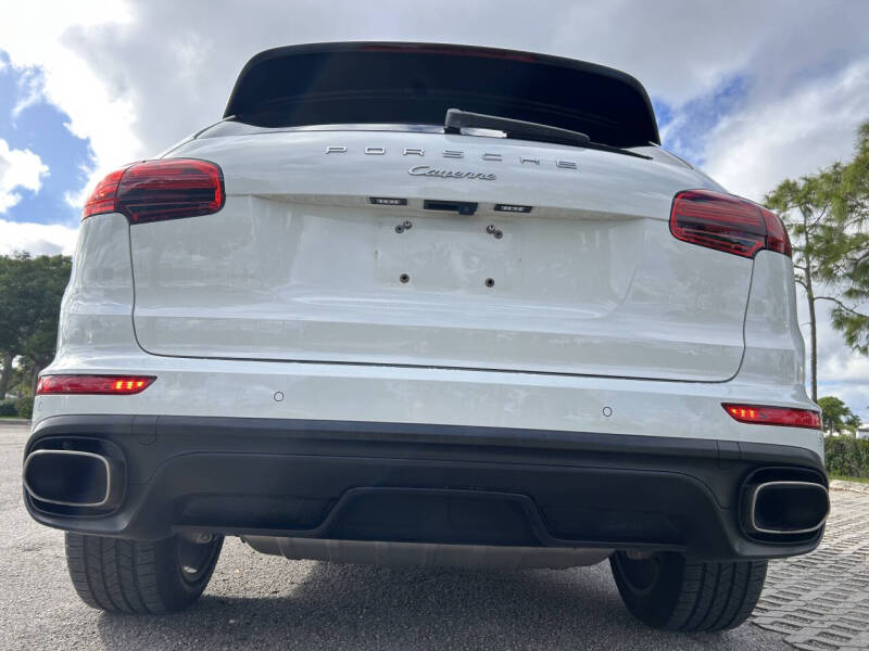 2017 Porsche Cayenne Platinum Edition