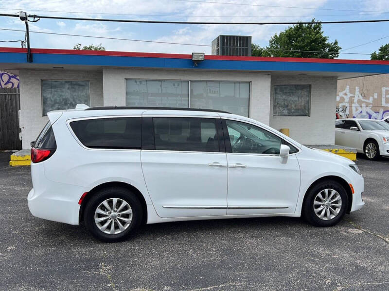 2017 Chrysler Pacifica Touring-L