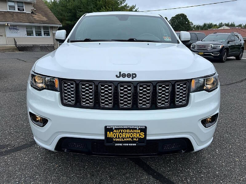 2017 Jeep Grand Cherokee Altitude photo 2