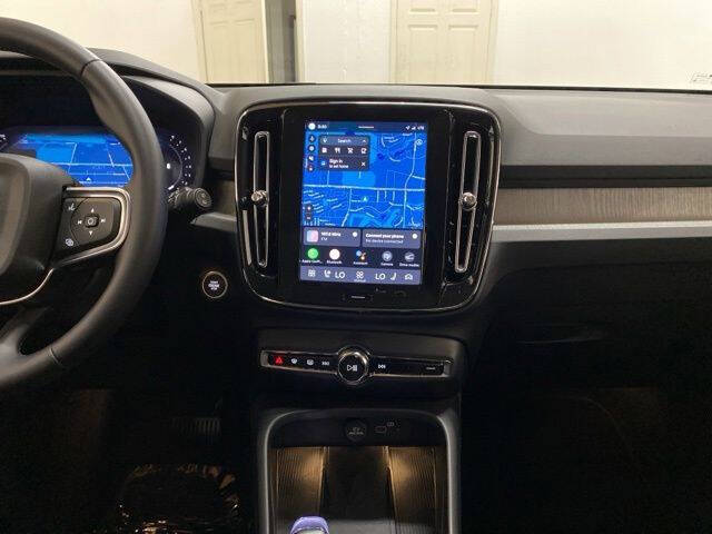 2025 Volvo XC40 B5 Plus Bright Theme