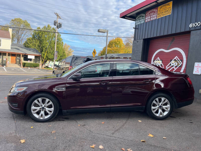 2011 Ford Taurus SEL photo 2