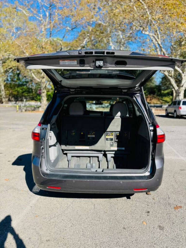 2016 Toyota Sienna XLE 8-Passenger