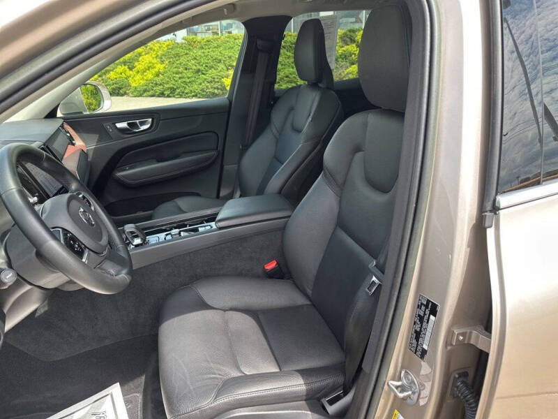 2023 Volvo XC60 B5 Plus Bright Theme