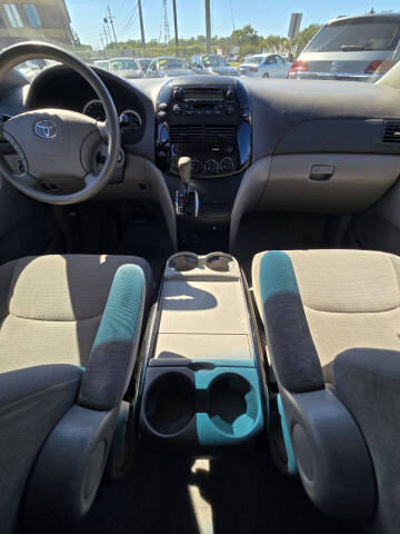 2004 Toyota Sienna LE 8 Passenger