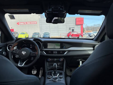 2025 Alfa Romeo Stelvio Intensa