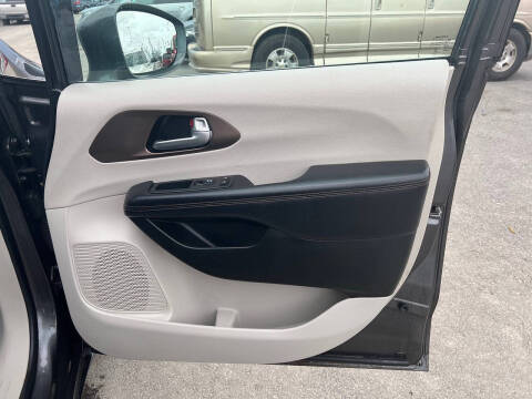 2017 Chrysler Pacifica Touring-L Plus