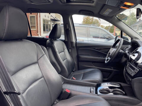 2022 Honda Pilot Touring w/Rear Captain's Chairs