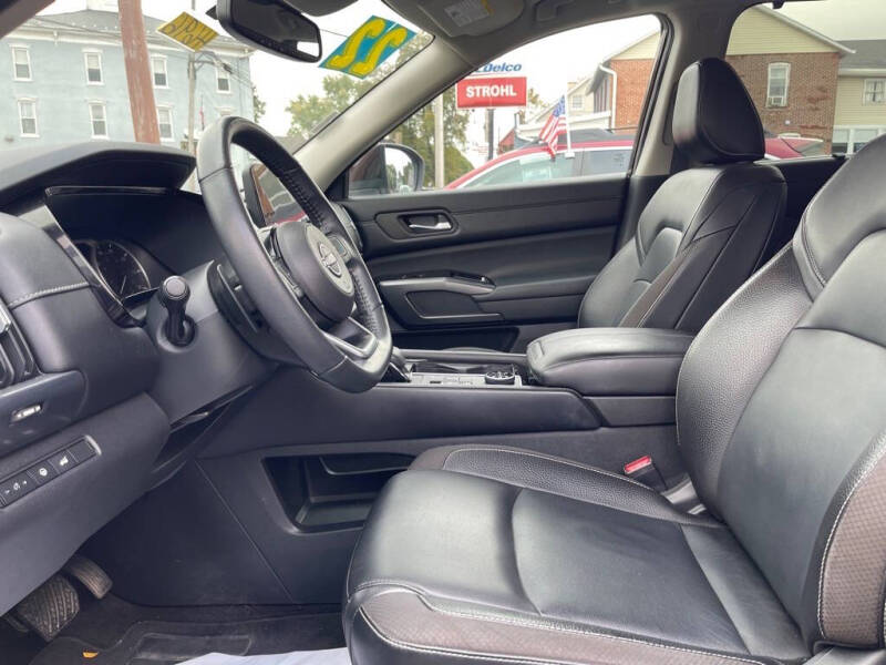 2022 Nissan Pathfinder SL