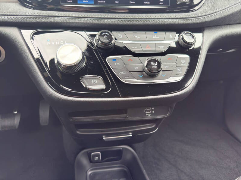 2027 Chrysler Pacifica Select