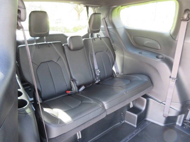 2025 Chrysler Voyager LX