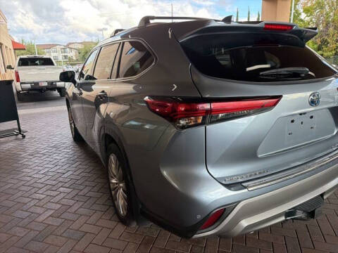 2023 Toyota Highlander Hybrid Platinum