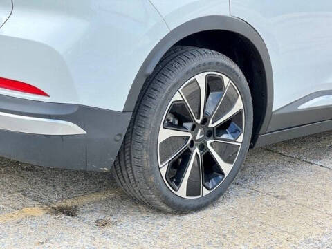 2025 VinFast VF8 Plus