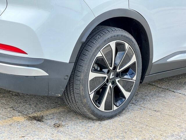 2025 VinFast VF8 Plus