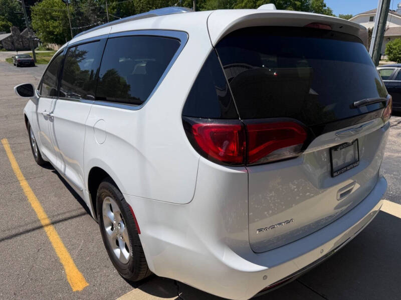 2017 Chrysler Pacifica Touring-L Plus