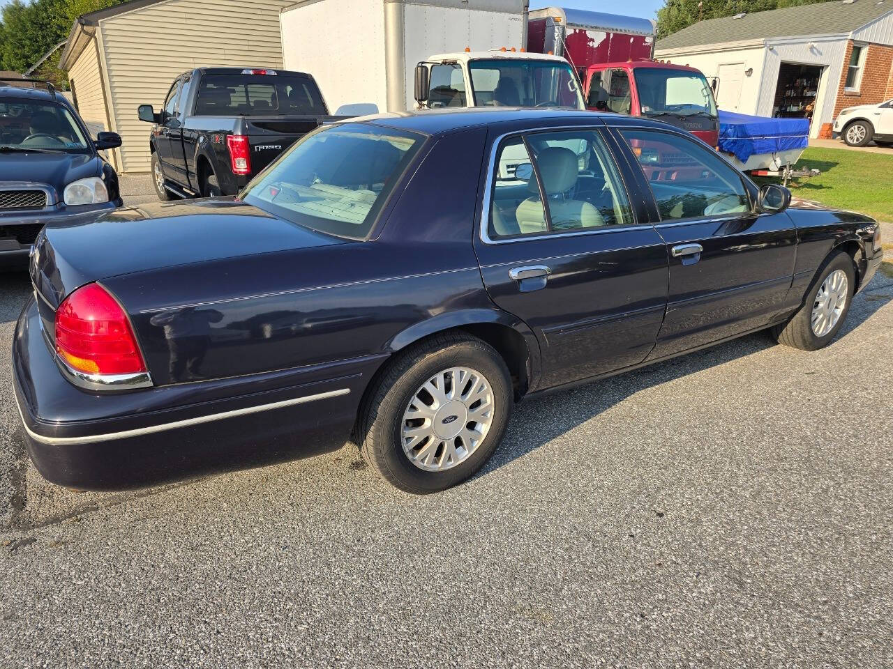 2003 Ford Crown Victoria for sale at QUEENSGATE AUTO SALES in York, PA