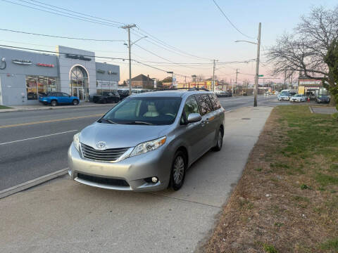 2013 Toyota Sienna XLE 8-Passenger