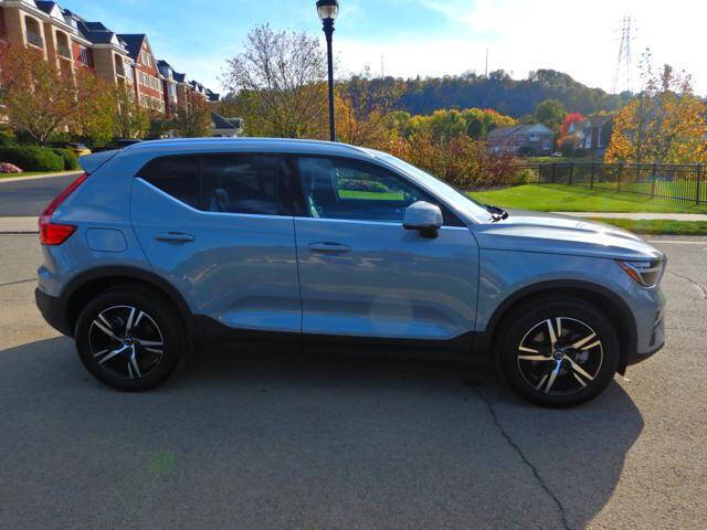 2025 Volvo XC40 B5 Core Bright Theme