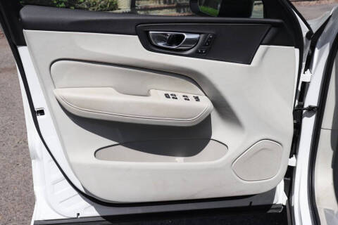 2024 Volvo XC60 B5 Core Dark Theme