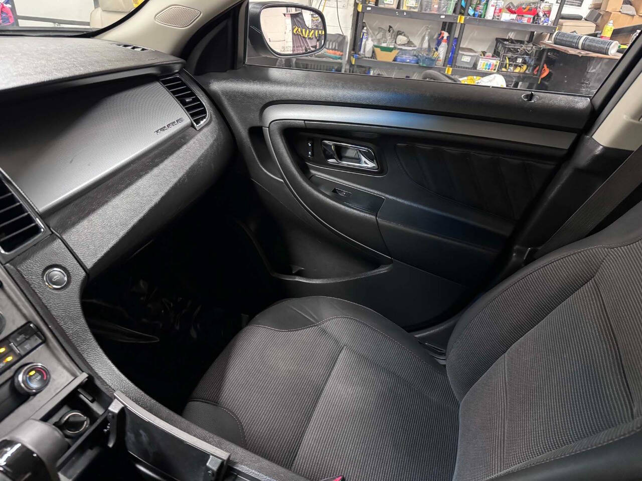 2012 Ford Taurus 11