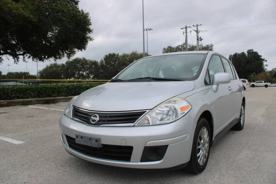 2011 Nissan Versa S's photo