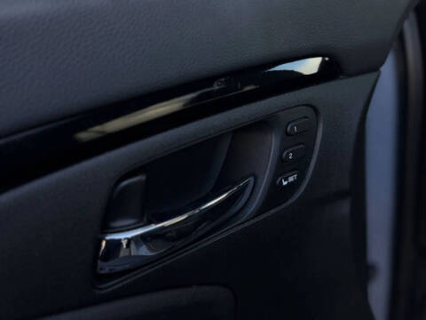 2022 Honda Pilot Touring w/Rear Captain's Chairs