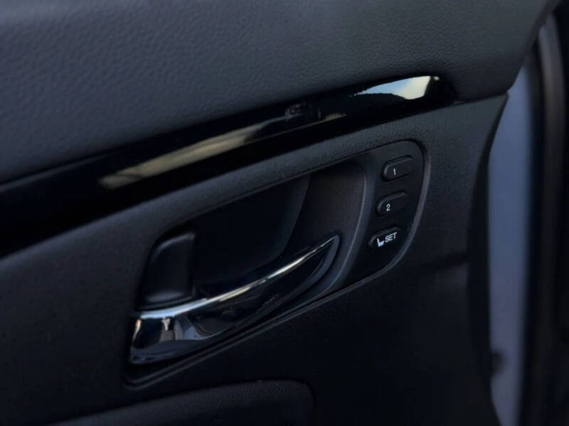 2022 Honda Pilot Touring w/Rear Captain's Chairs