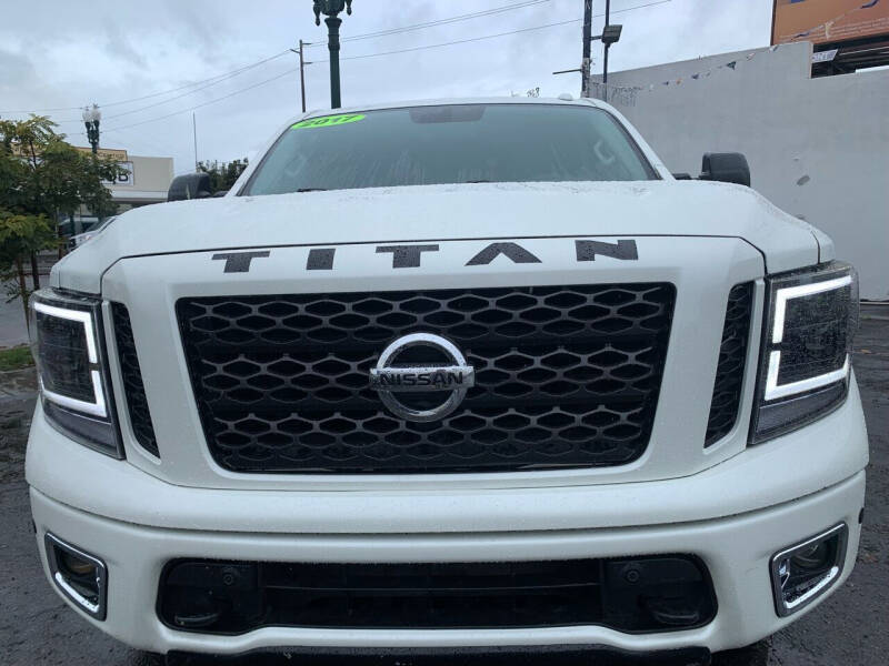 2017 Nissan Titan null photo 8