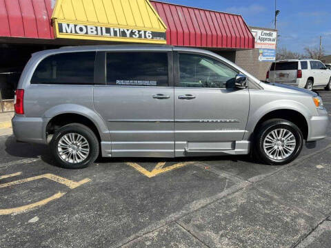 2016 Chrysler Town and Country Touring-L