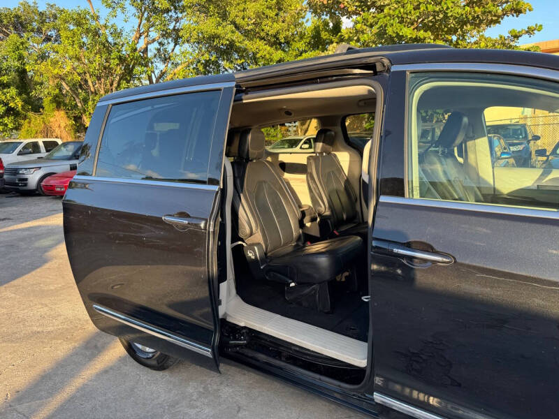 2017 Chrysler Pacifica Touring-L photo 28