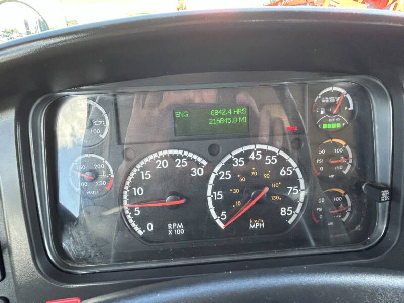 2017 Freightliner M2106 Truck