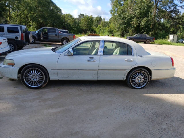 2006 Lincoln Town Car for sale at GERRHA AUTO SALES in Nacogdoches, TX