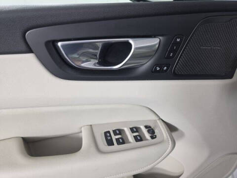 2025 Volvo XC60 B5 Ultra Dark Theme