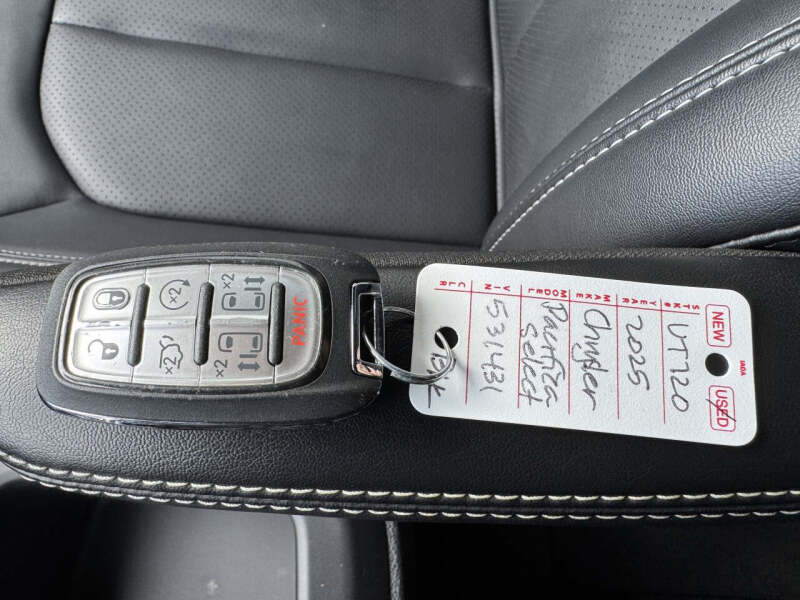 2025 Chrysler Pacifica Select