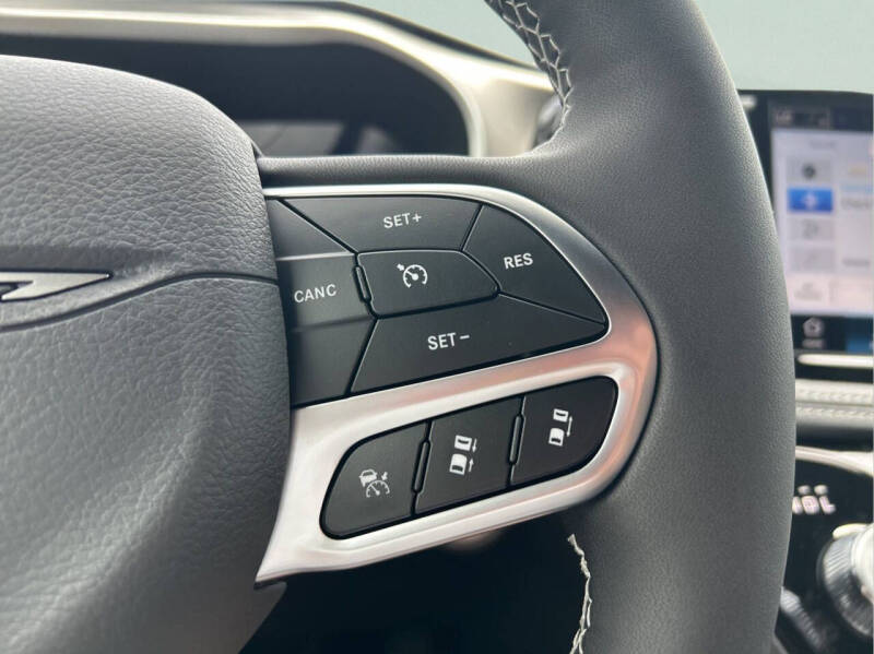 2027 Chrysler Pacifica Select