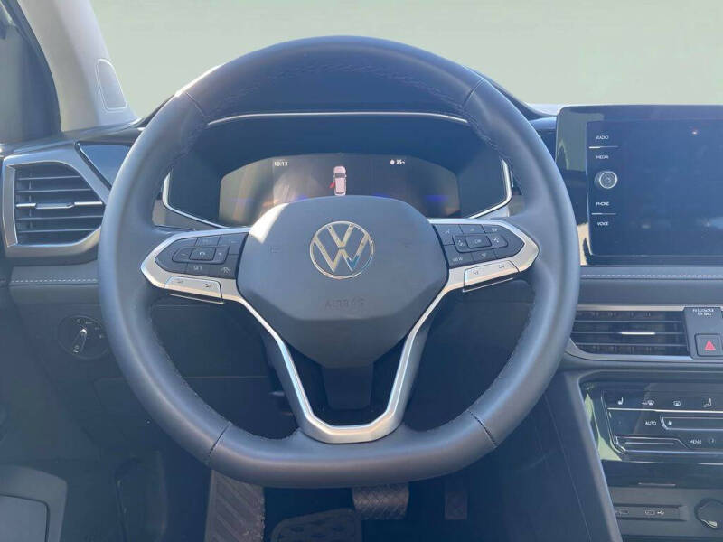 2025 Volkswagen Taos SE Black 4Motion