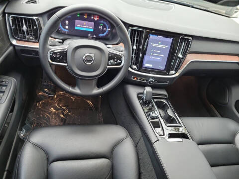 2024 Volvo S60 Recharge T8 Plus Dark Theme