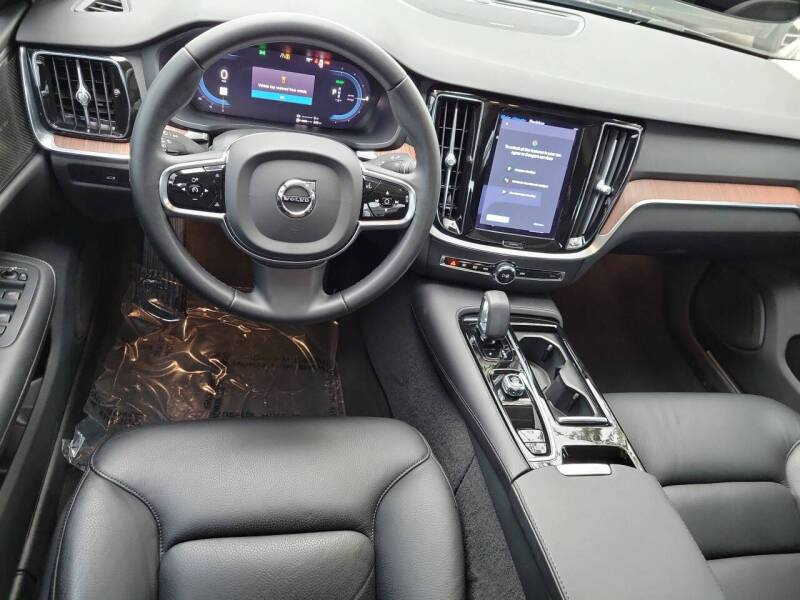 2024 Volvo S60 Recharge T8 Plus Dark Theme