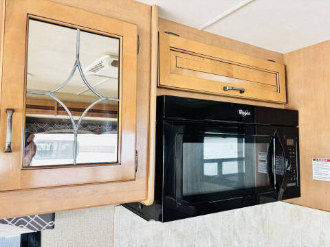 2017 Thor Motor Coach Hurricane 31S