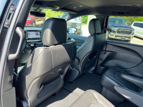 2027 Chrysler Pacifica Select