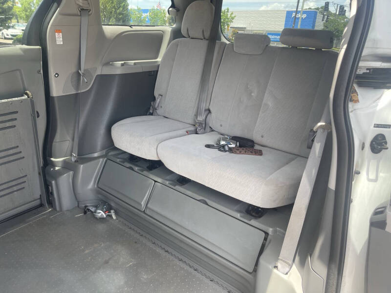 2015 Toyota Sienna LE Mobility 7-Passenger